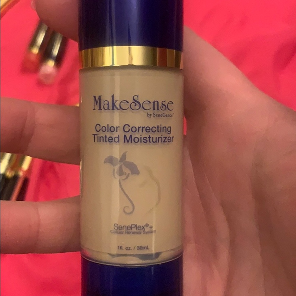 Color correcting moisturizer light